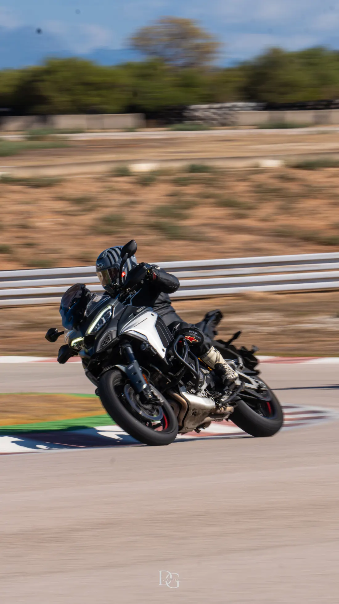 Moto gris oscura trazando curva sobre el piano