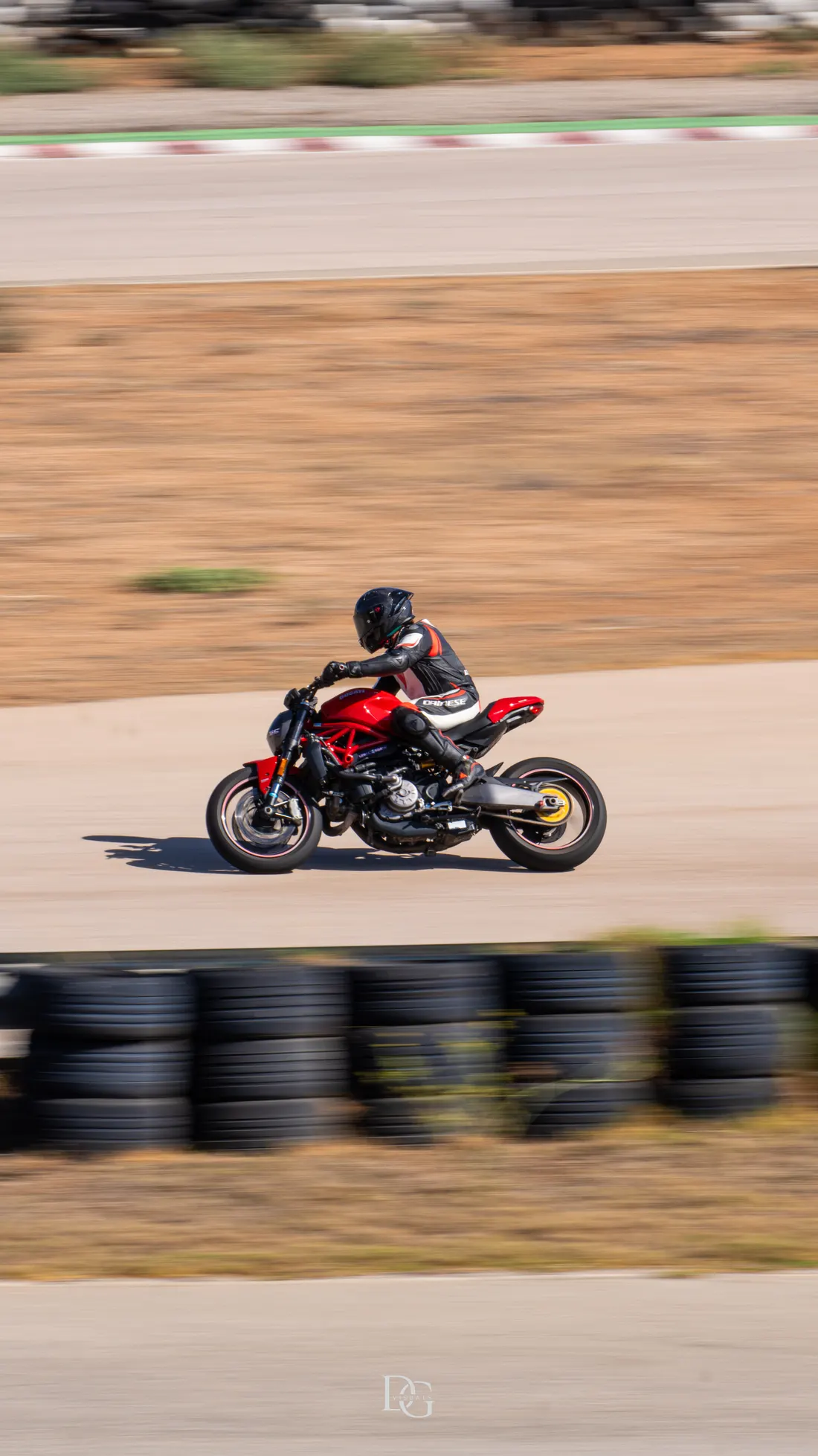 Ducati Monster roja inclinada en barrido