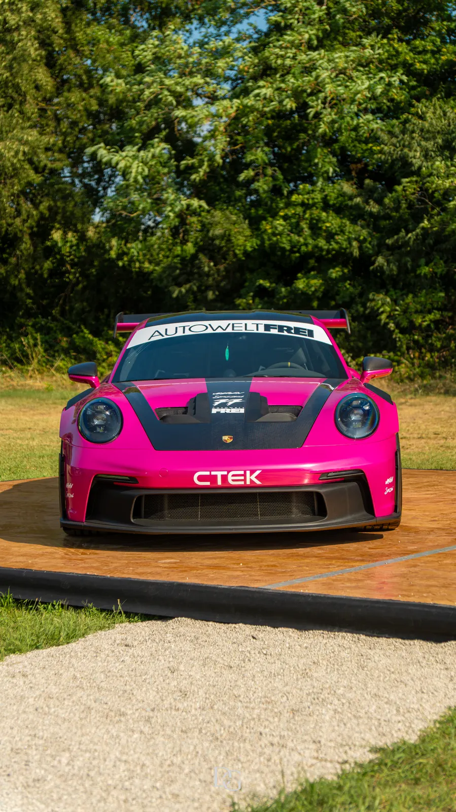 Porsche GT3 RS rosa en su plataforma