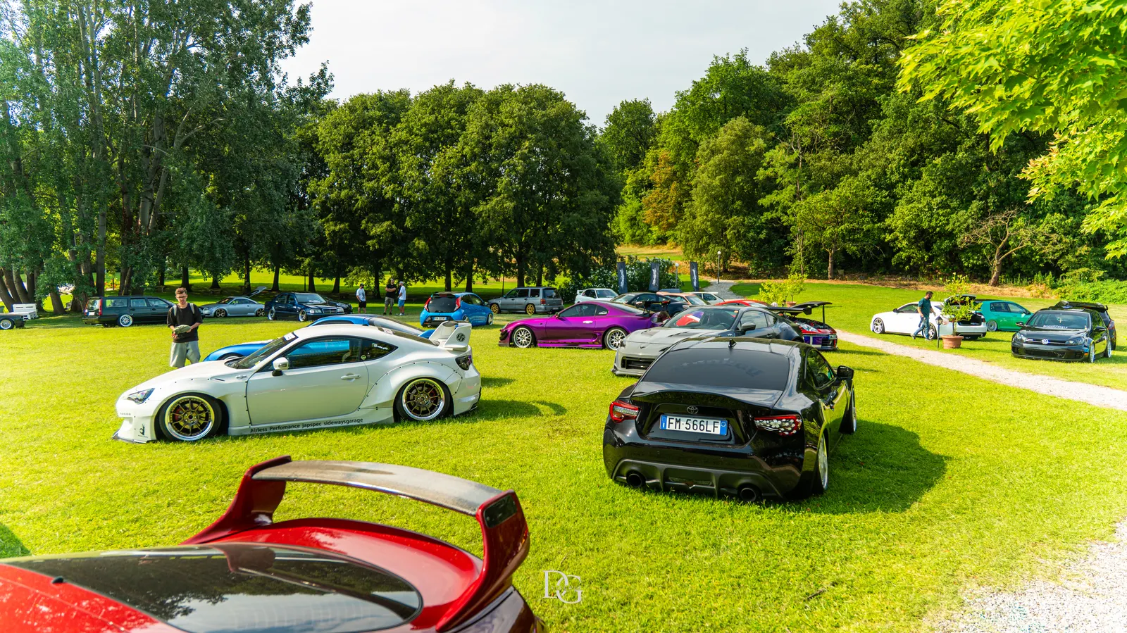 Vista general de la concentración con coches sobre el césped